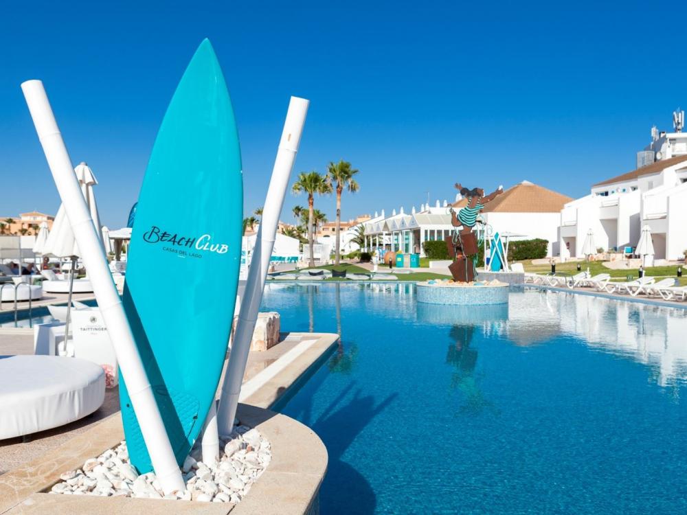 Poolområde på Hotell Casas Del Lago & Beach Club, Cala'n Bosch Menorca