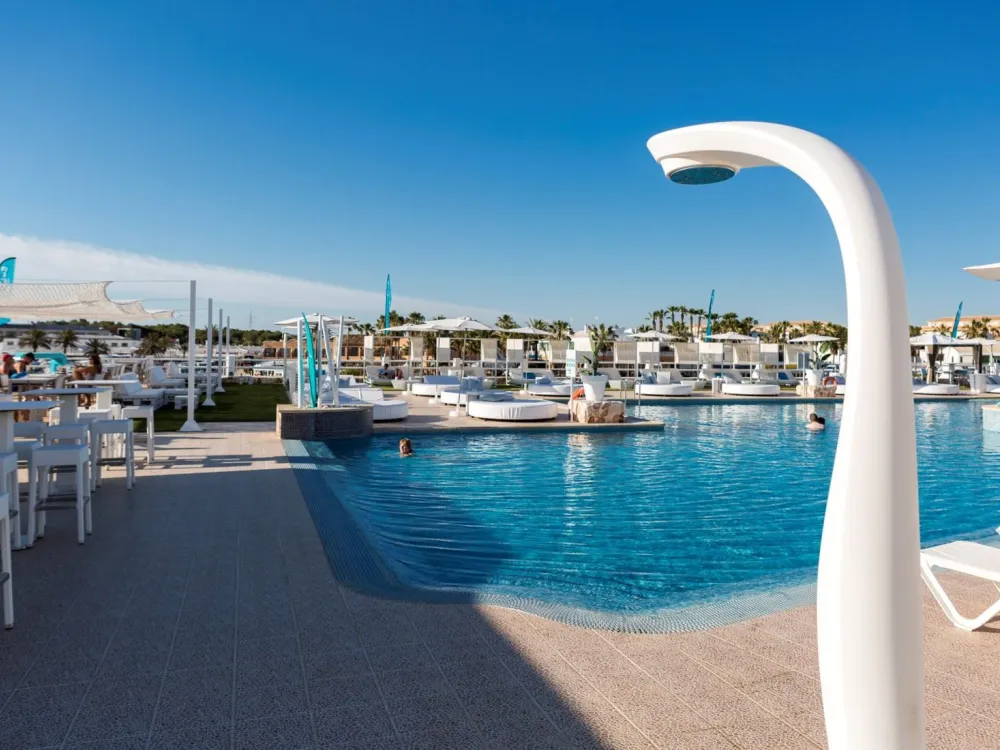 Poolområde på Hotell Casas Del Lago & Beach Club, Cala'n Bosch Menorca