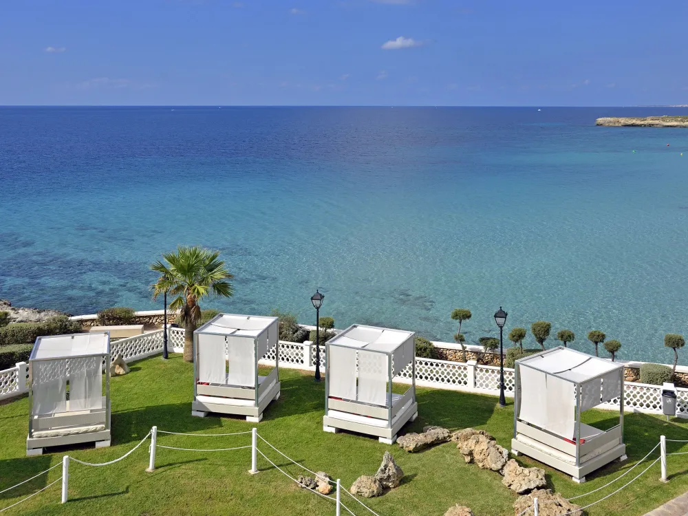 Balisolsängar på Hotell Sol Beach House, Santo Tomas Menorca