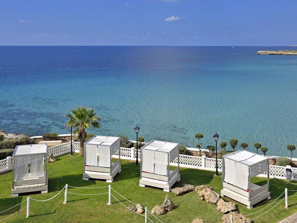 Balisolsängar på Hotell Sol Beach House, Santo Tomas Menorca