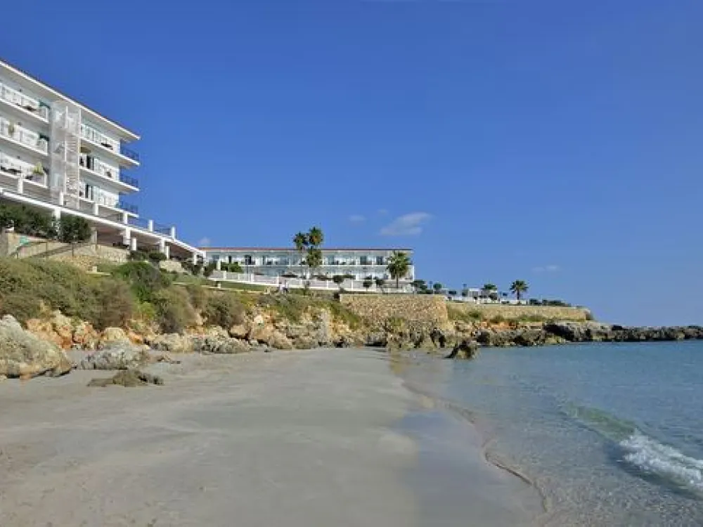 Stranden vid Hotell Sol Beach House, Santo Tomas Menorca