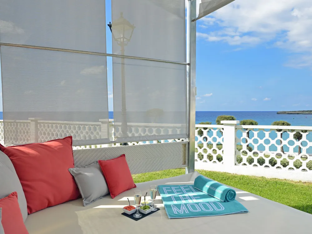 Balisolsäng på Hotell Sol Beach House, Santo Tomas Menorca