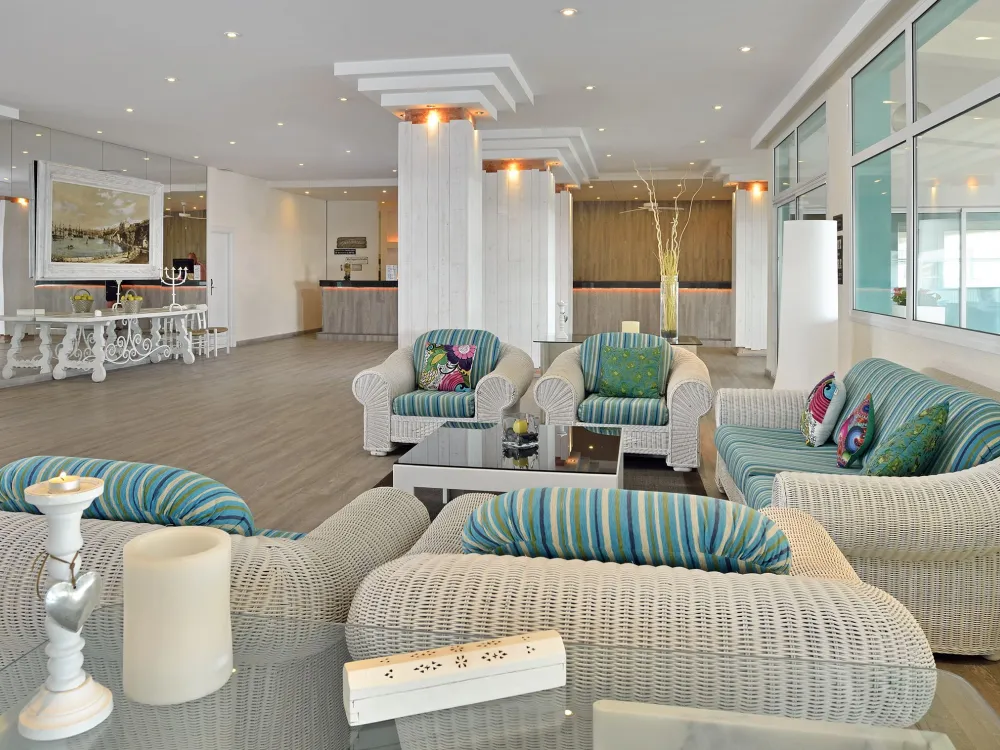 Receptionen på Hotell Sol Beach House, Santo Tomas Menorca