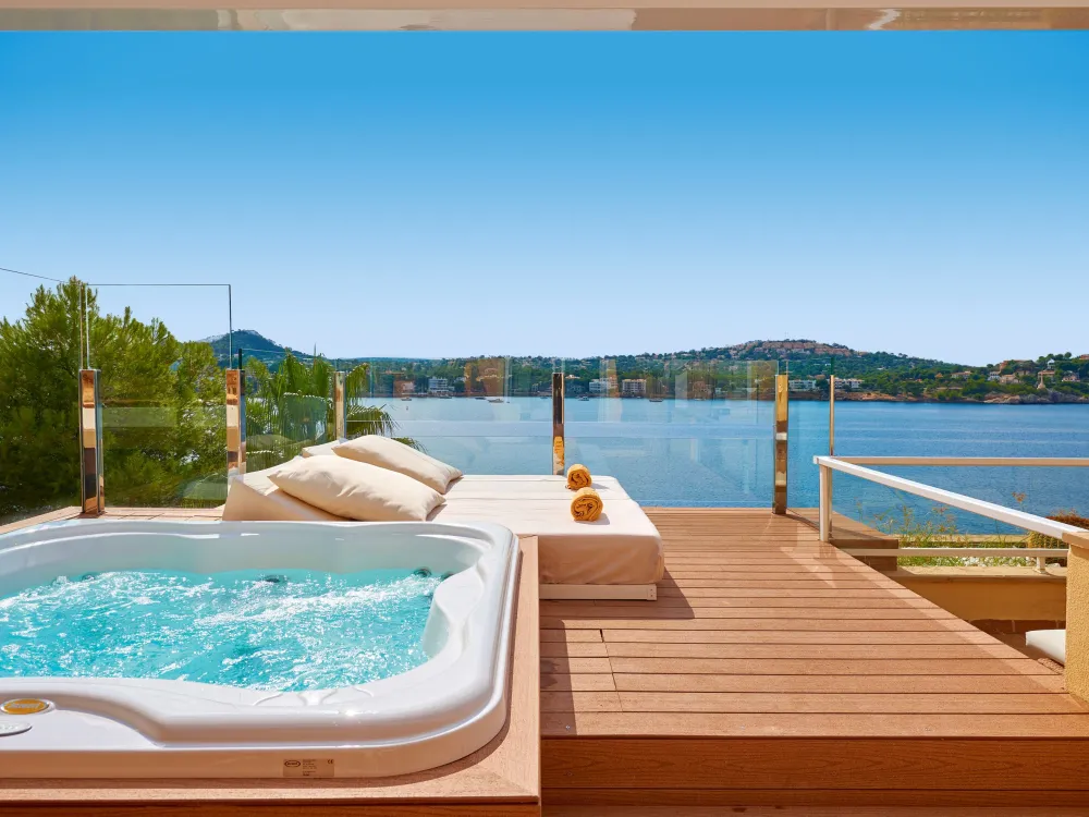 Terass med jacuzzi på Iberostar Suite Hotel Jardin del Sol, Santa Ponsa Mallorca