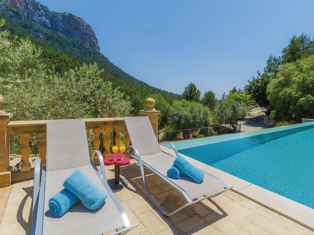 Pool med utsikt över bergen, Hotell S'Olivaret, Orient, Mallorca, Signaturresor